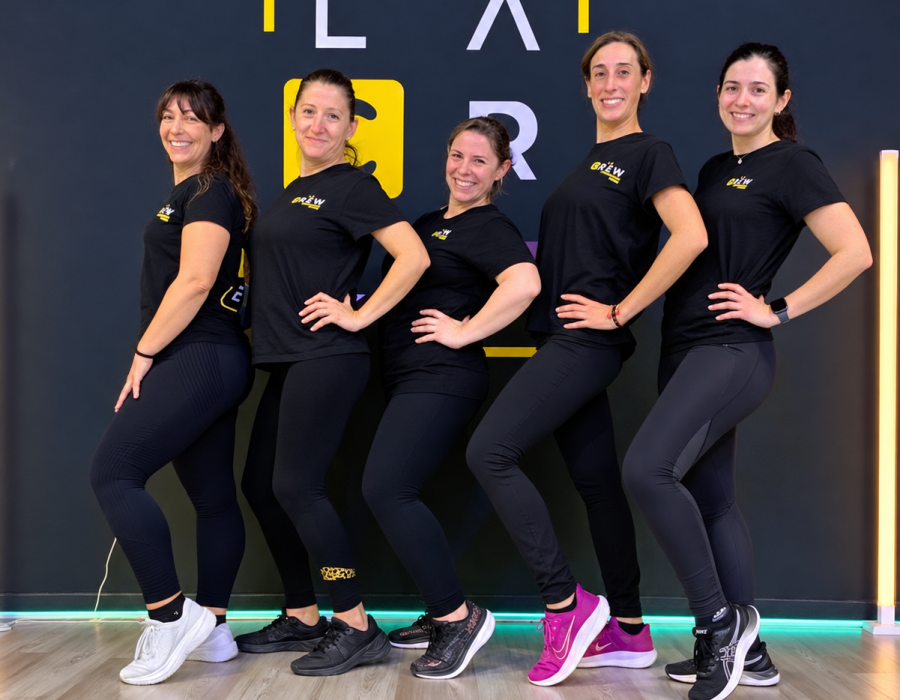 Cinque ballerine nello studio La Crew